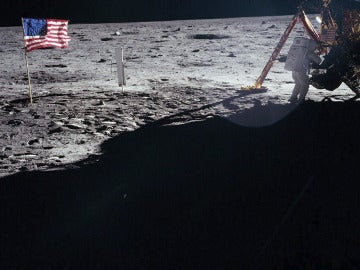 Neil Armstrong bajando del módulo lunar del Apolo XI en la superficie de la luna el día 20 de julio de 1969