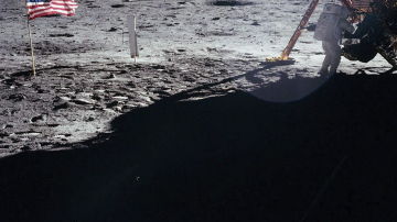 Neil Armstrong bajando del módulo lunar del Apolo XI en la superficie de la luna el día 20 de julio de 1969