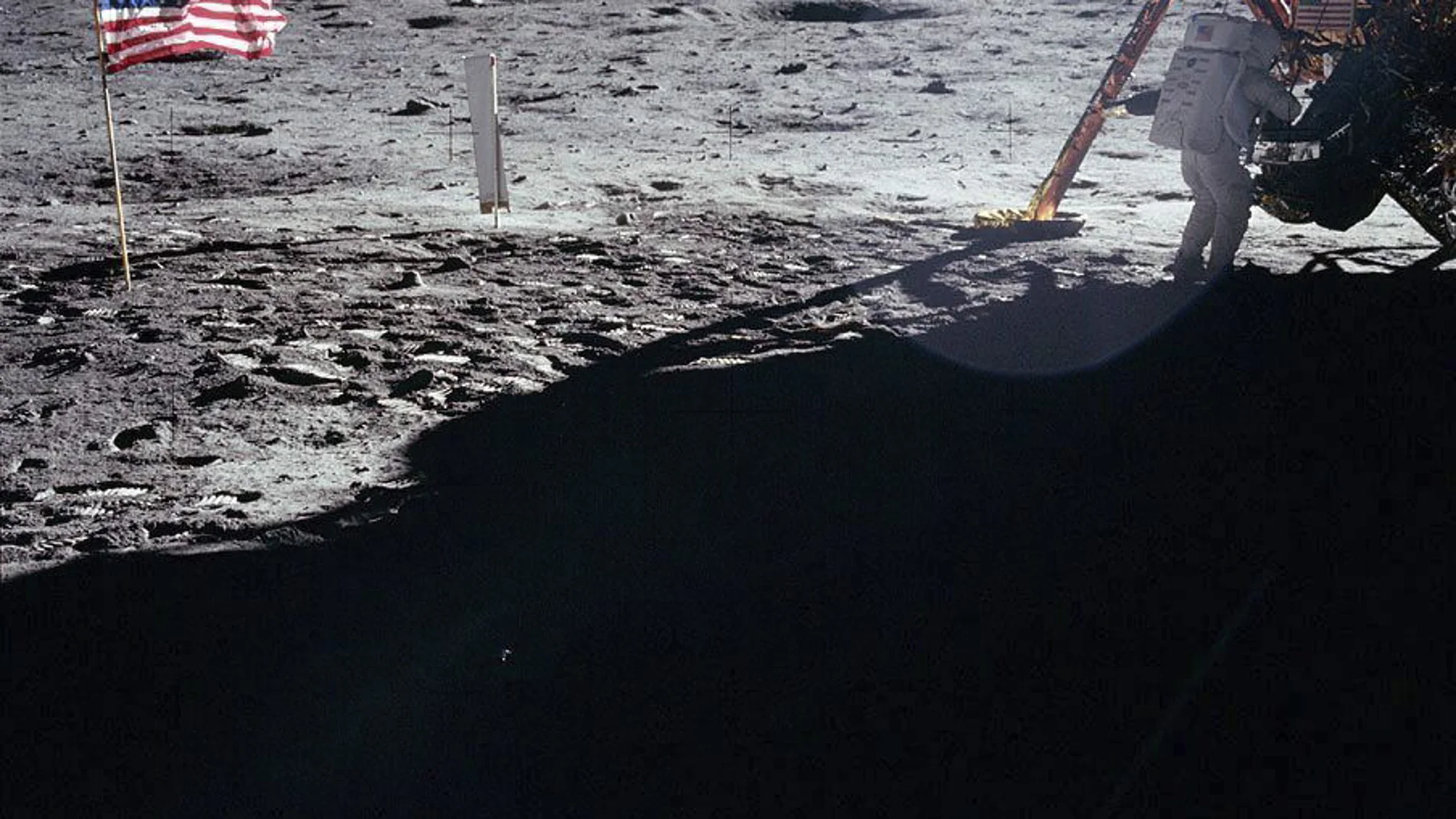 Neil Armstrong bajando del módulo lunar del Apolo XI en la superficie de la luna el día 20 de julio de 1969 Neil Armstrong bajando del módulo lunar del Apolo XI en la superficie de la luna el día 20 de julio de 1969
