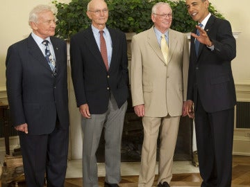 Barack Obama, junto a los tripulantes del Apolo 11