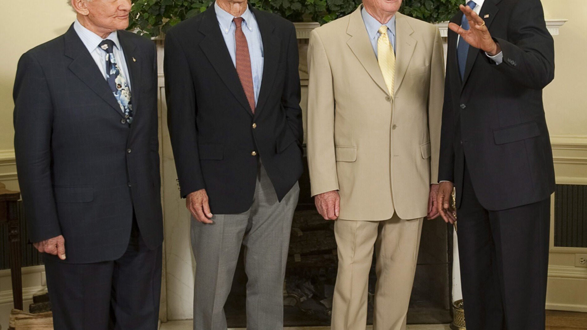 Barack Obama, junto a los tripulantes del Apolo 11