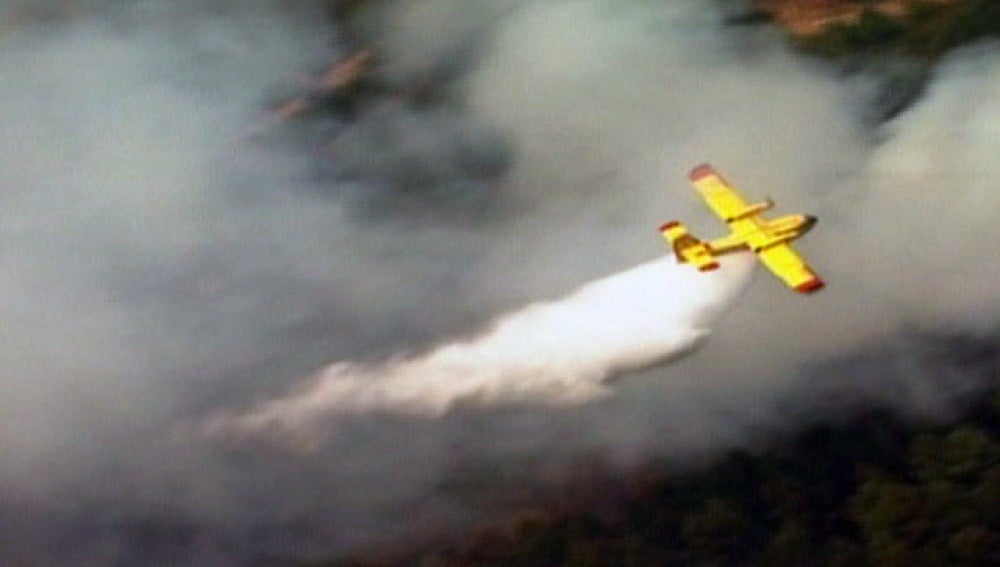 Un hidroavión apaga un incendio