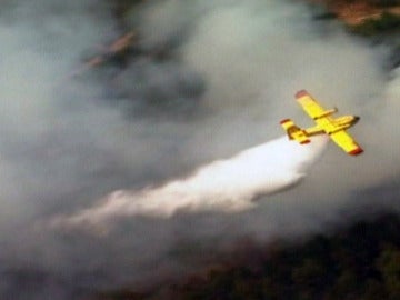 Un hidroavión apaga un incendio