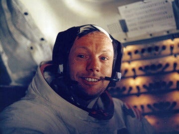 Neil Armstrong tras su paseo lunar dentro del módulo lunar del Apolo XI en la superficie de la luna