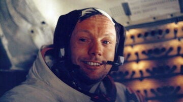 Neil Armstrong tras su paseo lunar dentro del módulo lunar del Apolo XI en la superficie de la luna