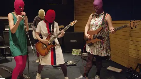 Dos integrantes de Pussy Riot huyen a Rusia Dos integrantes de Pussy Riot huyen a Rusia