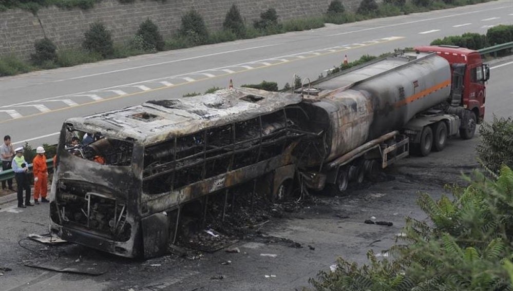 Vista de los restos de un autobús y un camión cisterna tras el accidente