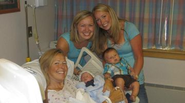 Linda Sirois junto a sus hijas y su nieta