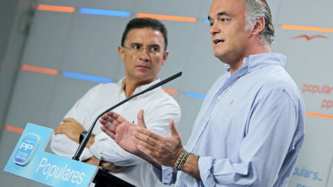 A la derecha, el vicesecretario general de Estudios y Programas del PP, Esteban Gonz&aacute;lez Pons. A su lado, el secretario general del PPCV, Seraf&iacute;n Castellano