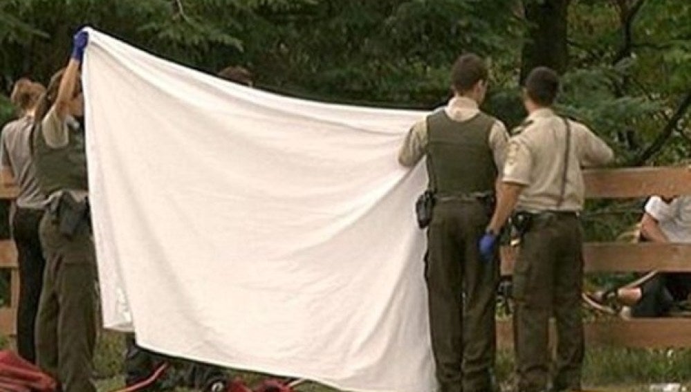La policía canadiense tapa el cuerpo de la fallecida