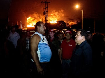 Hugo Chávez visita la zona del accidente