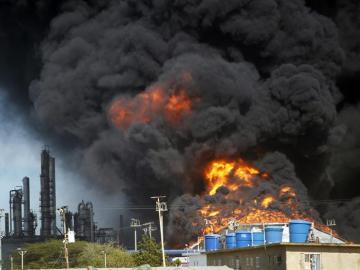 Fallecen 48 personas por la explosión de una refinería Fallecen 48 personas por la explosión de una refinería