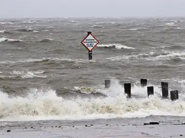 El huracán Isaac levanta oleaje en Lake Pontchartrain -Nueva Orleans- El huracán Isaac levanta oleaje en Lake Pontchartrain -Nueva Orleans-