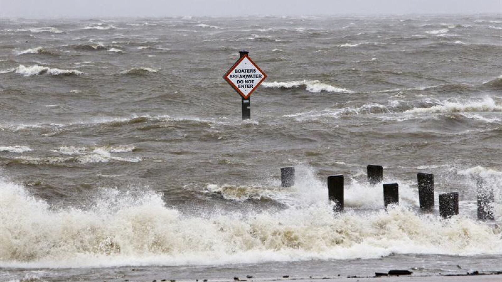 El hurac&aacute;n Isaac levanta oleaje en Lake Pontchartrain -Nueva Orleans-