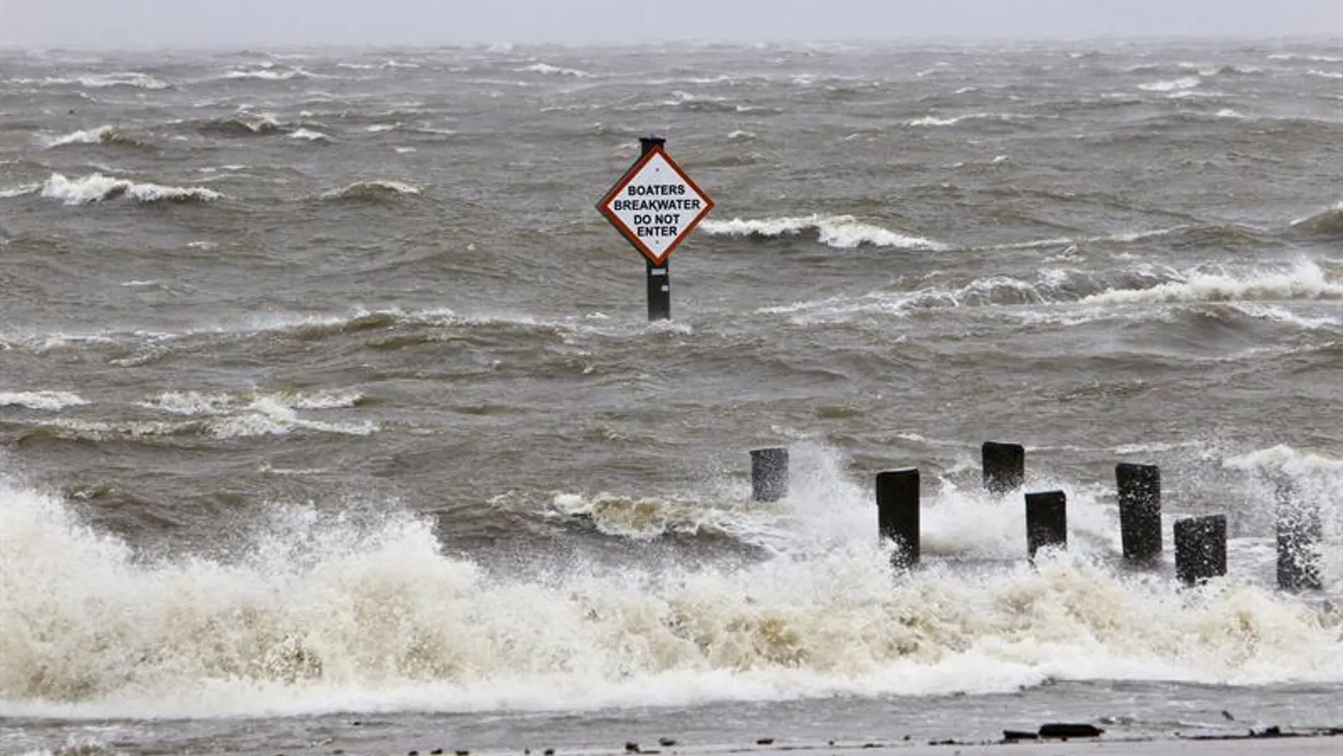 El huracán Isaac levanta oleaje en Lake Pontchartrain -Nueva Orleans- El huracán Isaac levanta oleaje en Lake Pontchartrain -Nueva Orleans-
