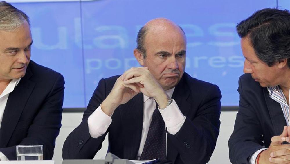 Luis de Guindos, durante la reunión con el equipo económico del PP