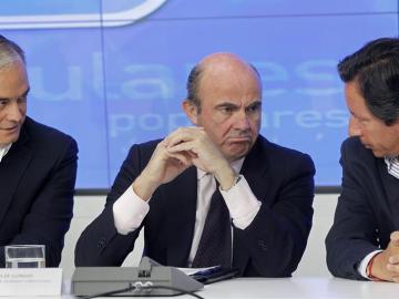 Luis de Guindos, durante la reunión con el equipo económico del PP