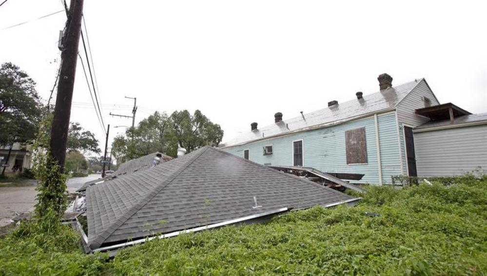 Casa destruida por los fuertes vientos de 'Isaac'