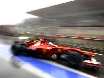 Alonso en el pit lane con Ferrari