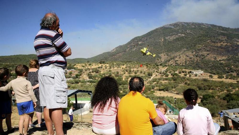 Continúa activo el incendio declarado en la Sierra de Gredos 