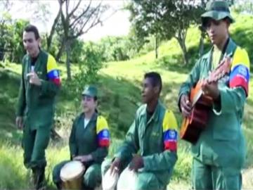 La guerrilla colombiana de las FARC confirma cantando las conversaciones de paz