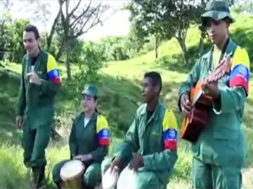 La guerrilla colombiana de las FARC confirma cantando las conversaciones de paz La guerrilla colombiana de las FARC confirma cantando las conversaciones de paz