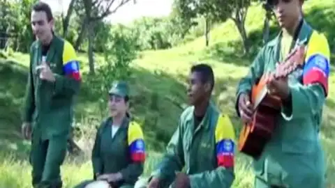La guerrilla colombiana de las FARC confirma cantando las conversaciones de paz La guerrilla colombiana de las FARC confirma cantando las conversaciones de paz