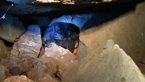 Una mujer anciana ha sido rescatada en China tras permanecer tres días bajo una enorme roca Una mujer anciana ha sido rescatada en China tras permanecer tres días bajo una enorme roca