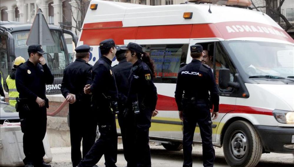 Hallan a una madre y a sus dos hijas inconscientes tras incendiarse su piso