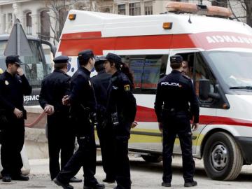 Hallan a una madre y a sus dos hijas inconscientes tras incendiarse su piso