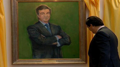&Aacute;lvarez-Cascos junto a su retrato