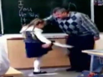 Una niña patea a su profesor