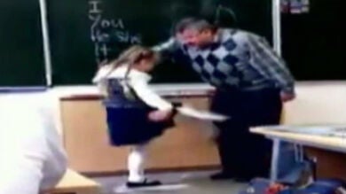 Una niña propina una patada a su profesor de inglés