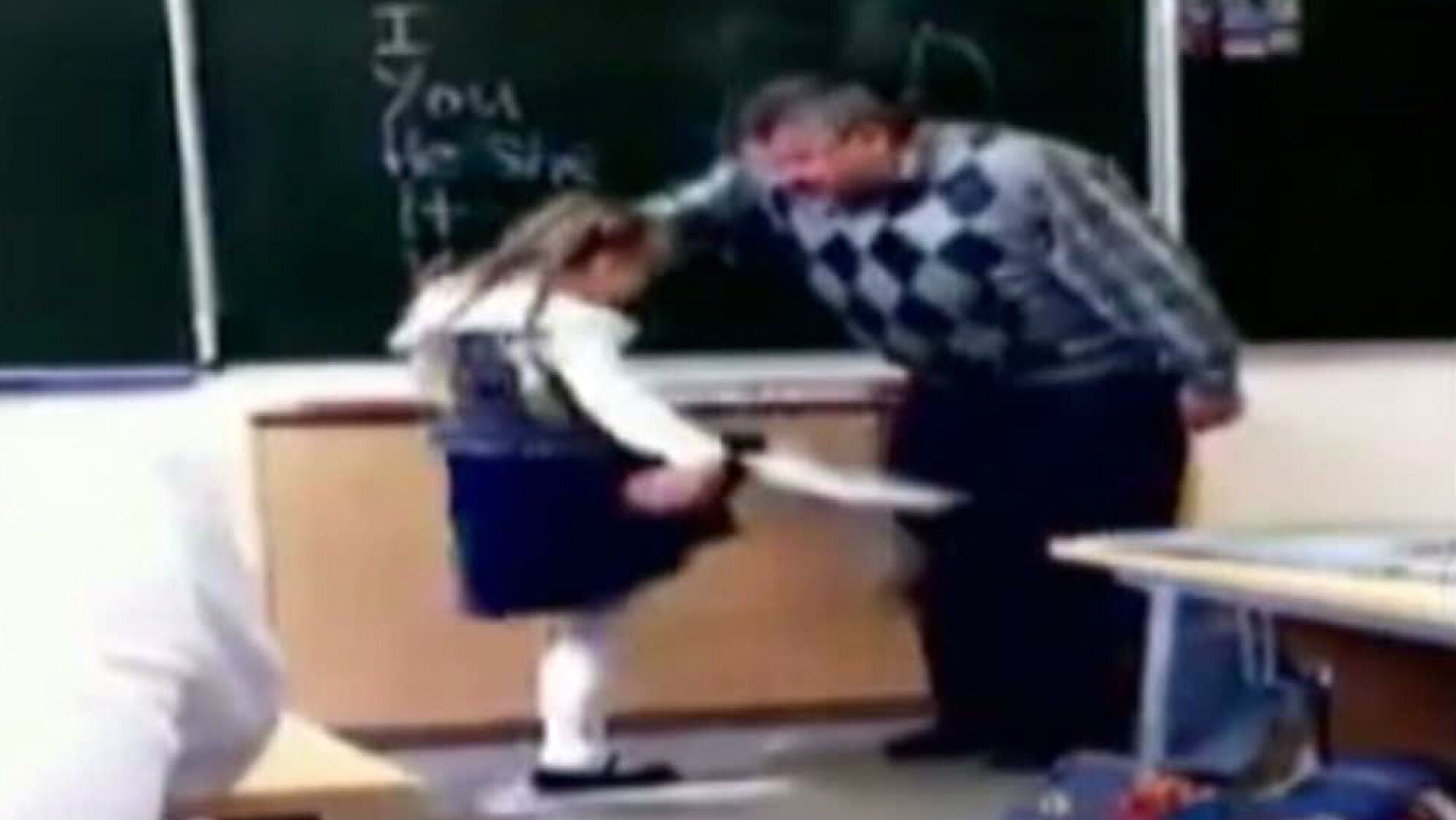 Una niña patea a su profesor
