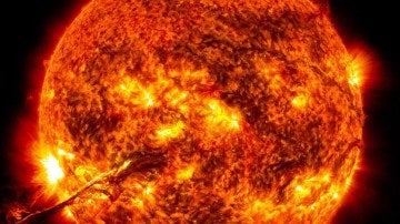 El 'látigo solar' emerge del Sol