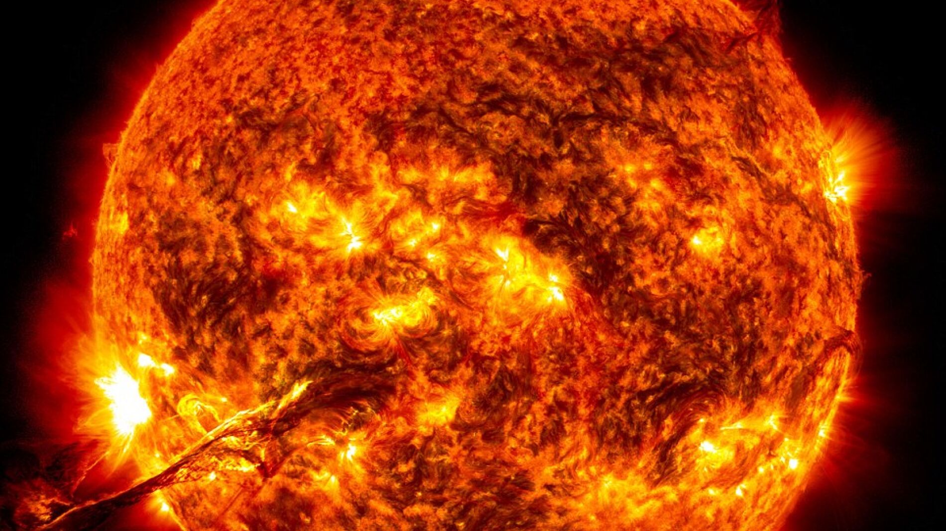 El 'l&aacute;tigo solar' emerge del Sol