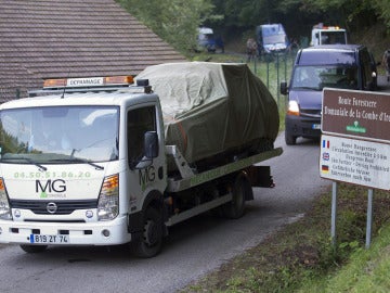 La gendarmería francesa escolta el coche en el que han asesinado a la familia británica