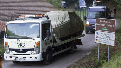 La gendarmer&iacute;a francesa escolta el coche en el que han asesinado a la familia brit&aacute;nica