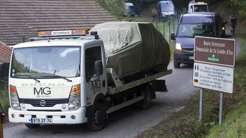 La gendarmería francesa escolta el coche en el que han asesinado a la familia británica La gendarmería francesa escolta el coche en el que han asesinado a la familia británica