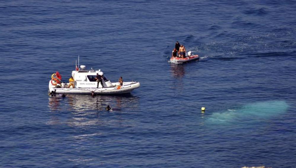 La guardia costera turca busca el barco naufragado