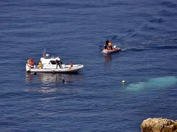La guardia costera turca busca el barco naufragado La guardia costera turca busca el barco naufragado