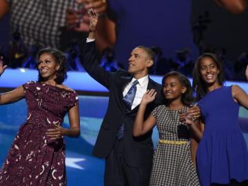 Michelle y Barack Obama junto a sus hijas.