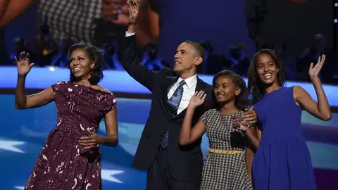 Michelle y Barack Obama junto a sus hijas. Michelle y Barack Obama junto a sus hijas.