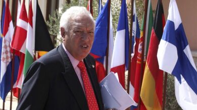 Margallo denuncia que Gibraltar sigue hostigando a los pescadores españoles