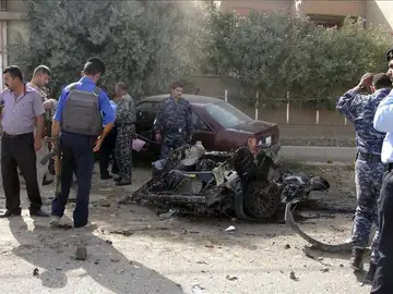 Varios policías inspeccionan el escenario de un ataque Varios policías inspeccionan el escenario de un ataque