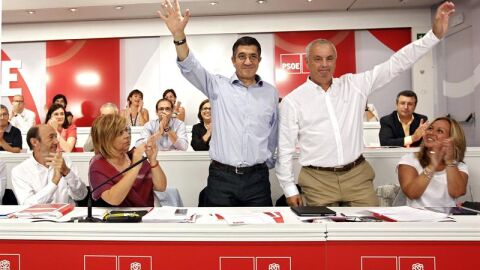 Los candidatos del PSOE a las elecciones vascas, Patxi L&oacute;pez, y gallegas, Pachi V&aacute;zquez