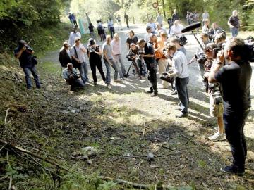 Los periodistas toman notas en el lugar del crimen Los periodistas toman notas en el lugar del crimen