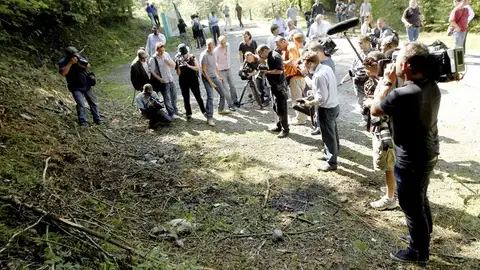 Los periodistas toman notas en el lugar del crimen Los periodistas toman notas en el lugar del crimen