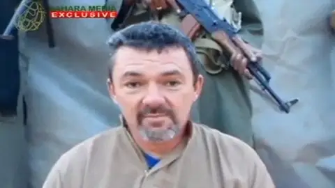 Cuatro franceses secuestrados en Níger piden a Hollande que los libere Cuatro franceses secuestrados en Níger piden a Hollande que los libere