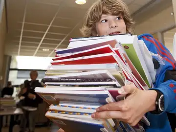 Los niños vuelven a cargarse de libros para la vuelta al cole Los niños vuelven a cargarse de libros para la vuelta al cole